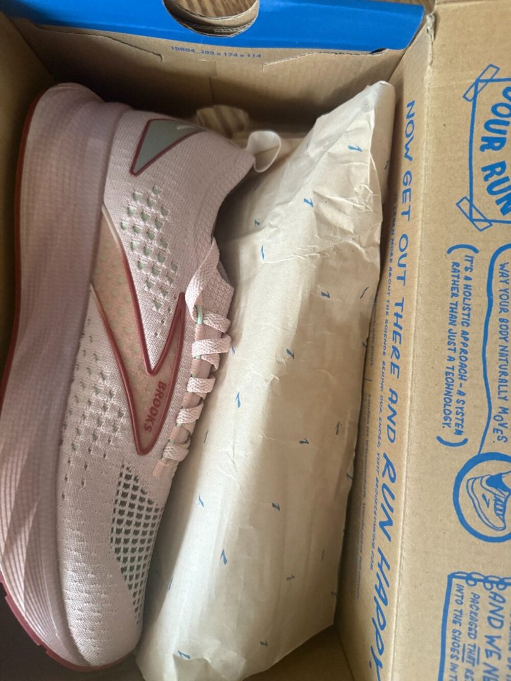 BROOKS Levitate StealthFit6 W 9.5 Euro 41 Peach Whip / Pink